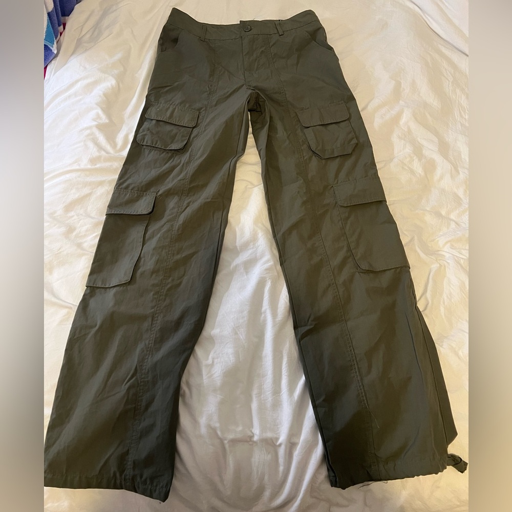 Brand new green cargo pants! Material feels fresh,perfect for sunny days